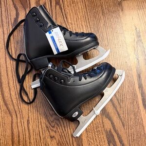 never worn Emerald Riedell